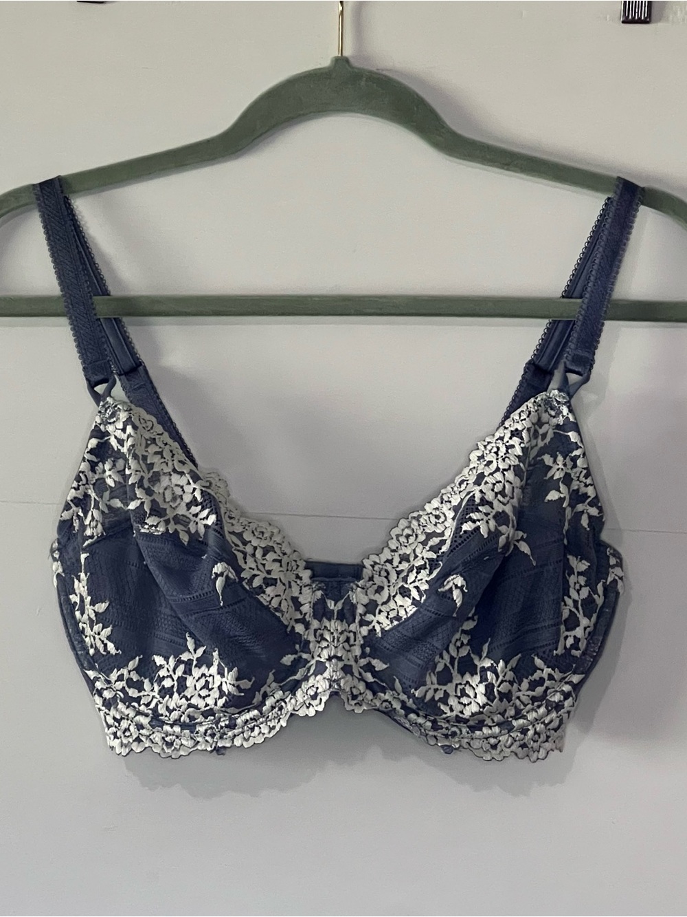 EUC Wacoal Embrace Lace Underwire Bra 65191 Blue/White Floral Lace Size 34DD